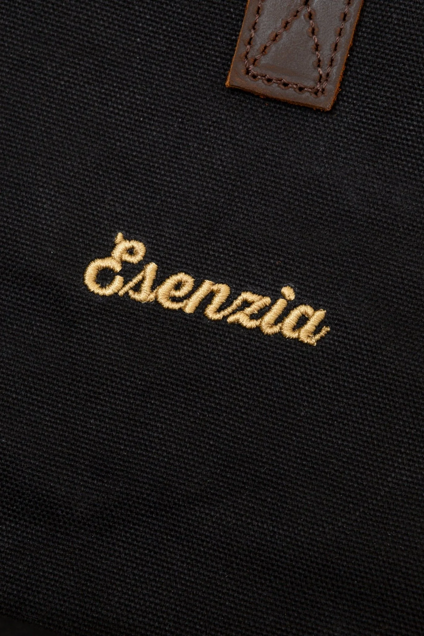 MOCHILA CLÁSICA ENCERADA NEGRA - Image 3